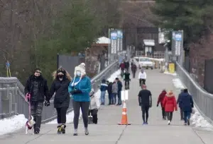 People walking the Walkway Over the Hudson
