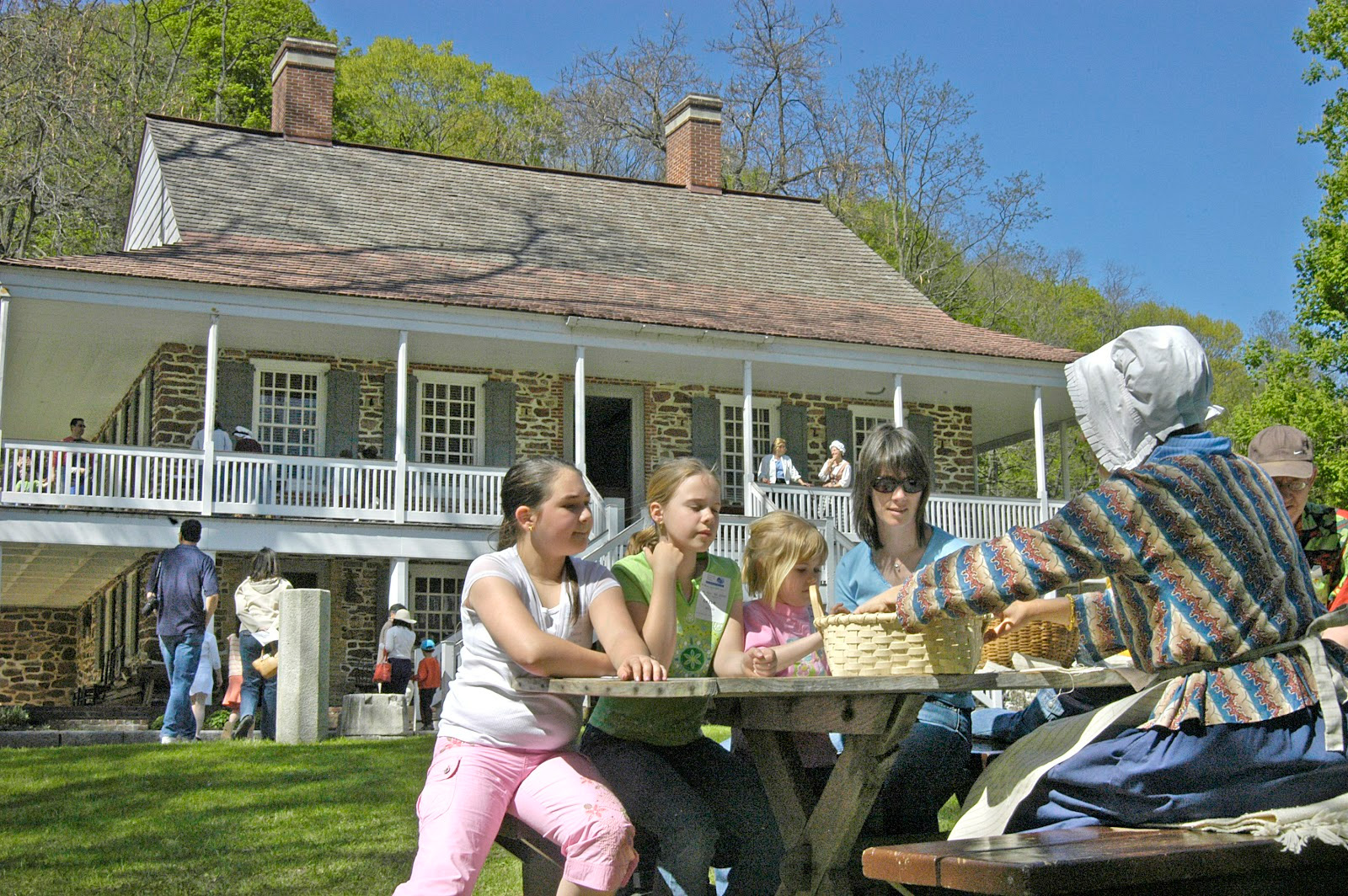 Kids and historical reenactor outside Van Cortland Manor