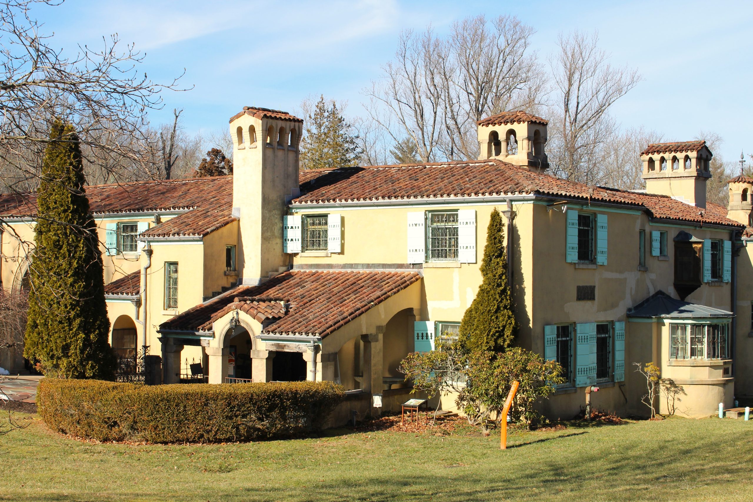 The outside of the Rosen House at Caramoor.